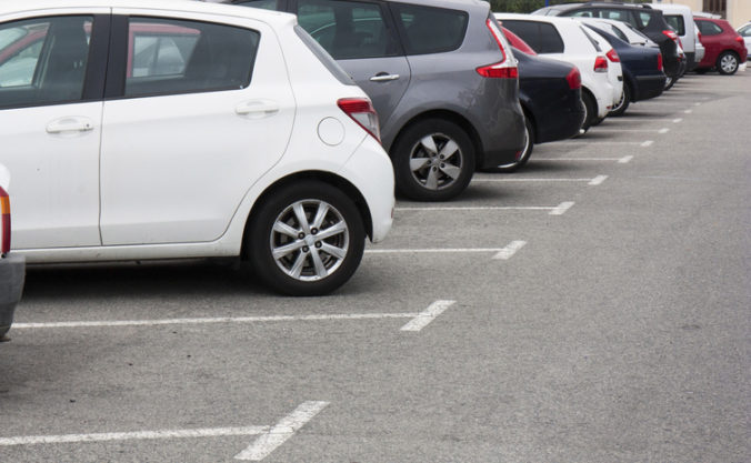 Sľubovaných parkovacích miest pri poliklinike sa vodiči v Trnave zatiaľ nedočkali