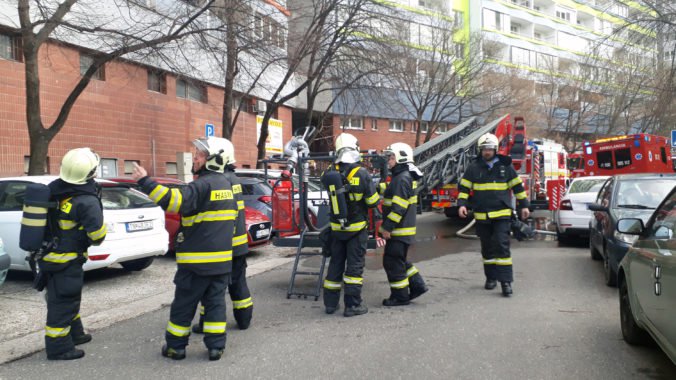 Strechu na bytovke v Hnúšti zachvátil požiar, jej obyvateľov uchýlili do vedľajšej budove