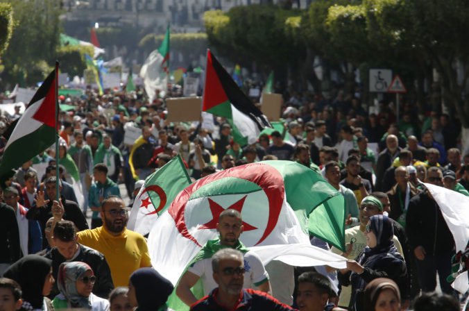 Video: V Alžírsku vyšlo do ulíc približne milión ľudí, žiadajú okamžitý odchod prezidenta