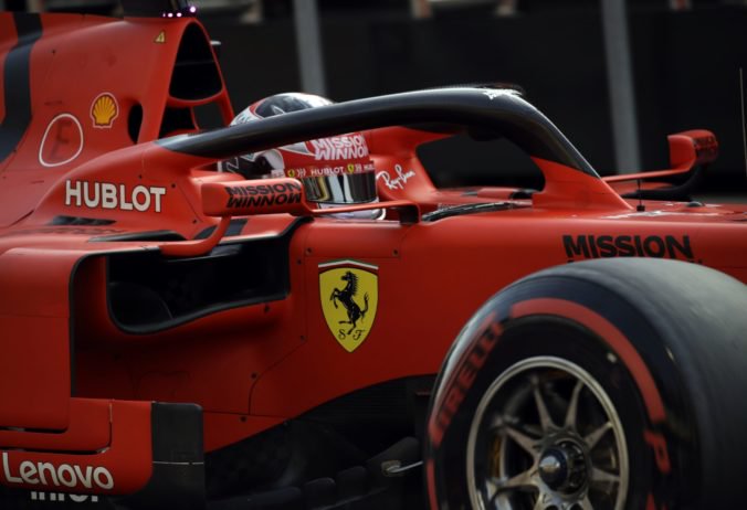 Nováčik tímu Ferrari vyhral kvalifikáciu na Veľkú cenu Bahrajnu, Hamilton neskončil druhý