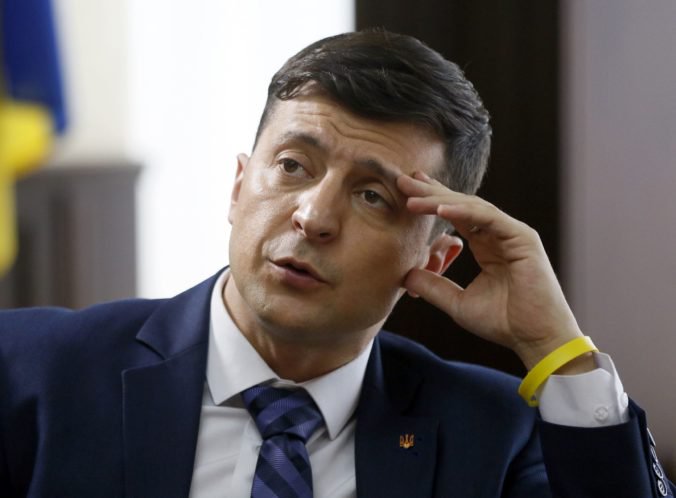 Predvolebným prieskumom na Ukrajine vládne komik Zelenskyj, prezidenta si zahral len v seriáli
