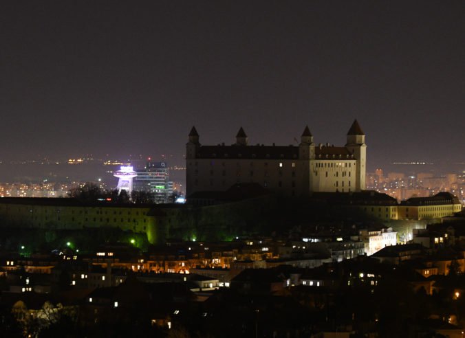 Foto: Slovensko sa zapojilo do Hodiny Zeme, Bratislavský hrad či Prezidentský palác zhasli svetlá