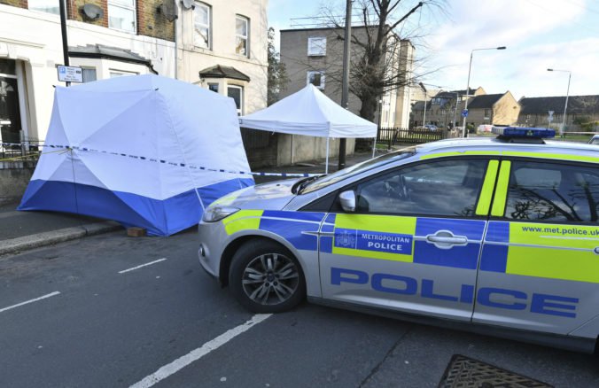 Muž pobodal v Londýne štyroch ľudí, polícia rozbehla pátranie a zvýšila počet hliadok
