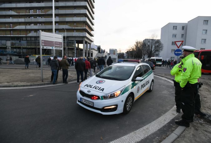 Polícia upozorňuje na dopravné obmedzenia pred futbalovým zápasom v Bratislave