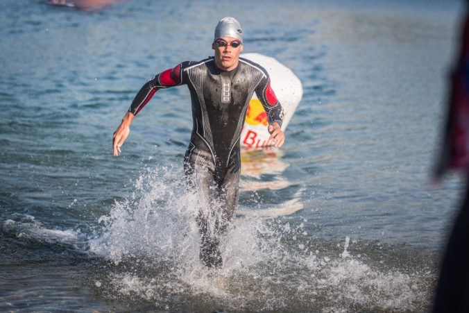 Triatlonista Varga vyhral plaveckú časť v New Plymouthe, Gajdošová obsadila 21. miesto