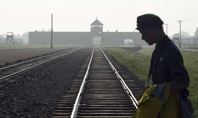 Američan chcel kradnúť v bývalom koncentračnom tábore Auschwitz-Birkenau, hrozí mu väzenie