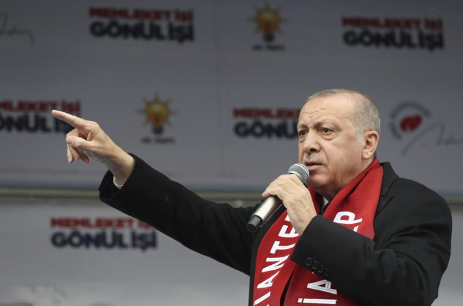 Erdogan sa vyhlásil za víťaza komunálnych volieb v Turecku, v hlavnom meste však vyhrala opozícia