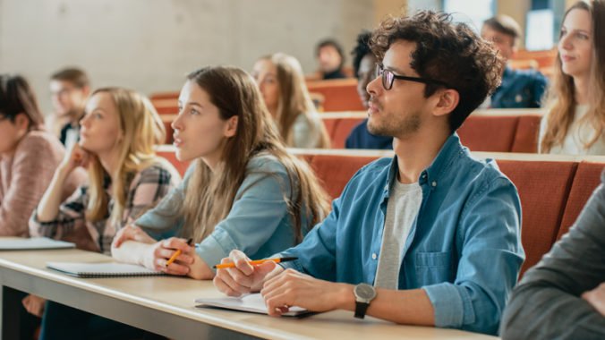 Europoslanci chcú trojnásobok financií pre budúci program Erasmus+, študentom by poskytli granty