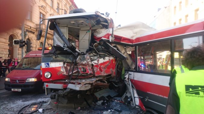 Foto: Trolejbus sa čelne zrazil s električkou, zranili sa desiatky cestujúcich