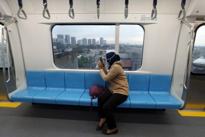 Jakarta spustila prevádzku prvej linky metra, chce odľahčiť preťaženú dopravu v meste