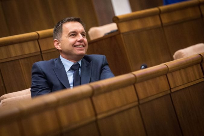 Minister financií Kažimír sa vzdal poslaneckého mandátu