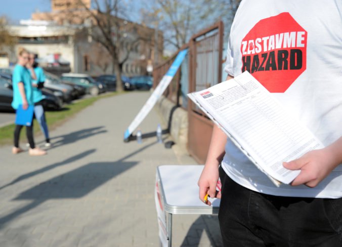 Petíciu proti hazardu podpísali desaťtisíce Nitranov, podporu vyjadrilo aj vedenie mesta