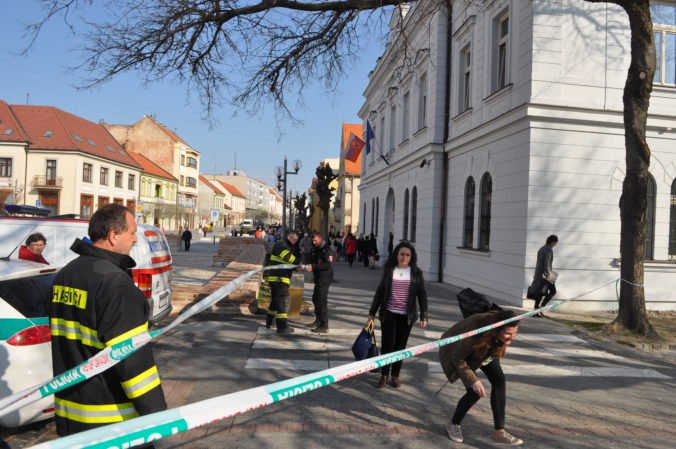 Foto: Okresný súd v Trnave museli evakuovať, anonym nahlásil bombu