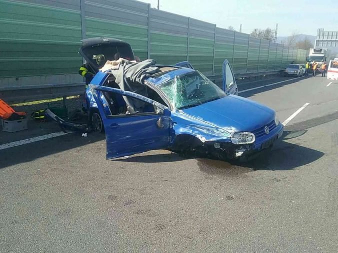 Foto: Polícia hľadá svedkov nehody na R1, pri ktorej prišla o život mladá spolujazdkyňa