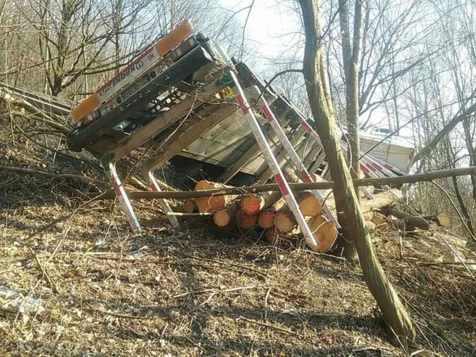 Foto: Pri Handlovej spadol kamión do rokliny, na svah sa vysypalo prevážané drevo