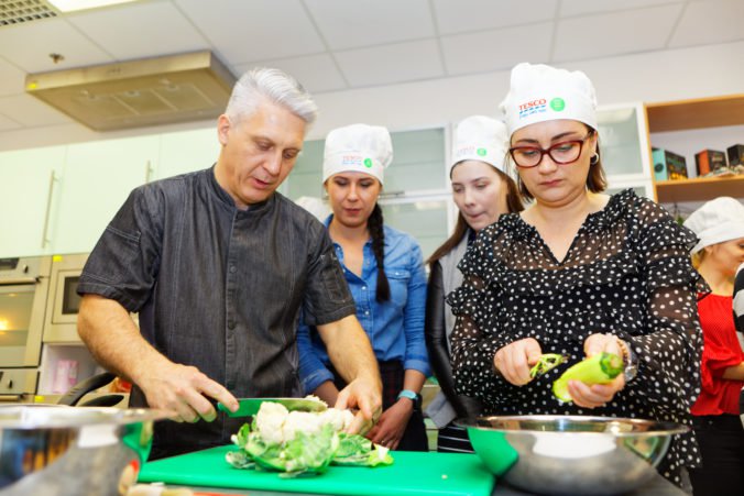 Tesco odštartovalo kurzy varenia bez zvyškov pre svojich kolegov