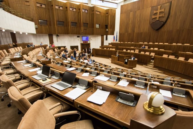 V parlamente nemal kto predkladať zákony, rokovacia sála bola takmer prázdna