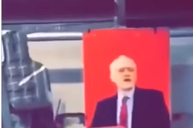 Britská armáda skúma video, na ktorom vojaci strieľajú na terč s obrázkom labouristu Corbyna