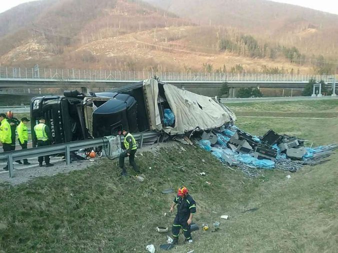 Foto: Na ceste pod Dubnou Skalou sa prevrátil kamión