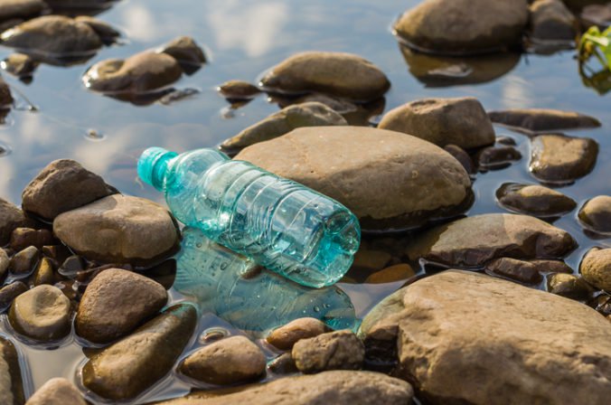 Ľudia nehádžu plastové fľaše a obaly na jedlo do koša, ale nechávajú ich na nábreží rieky Nitra
