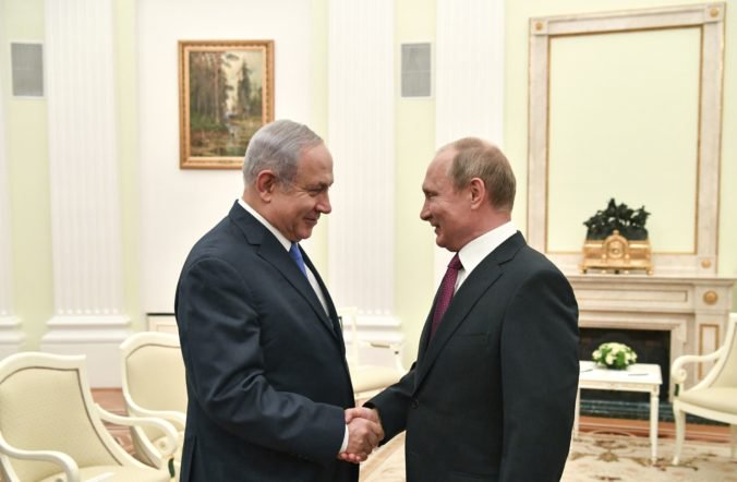 Netanjahu sa stretne s Putinom, počas krátkeho stretnutia „si porovnajú poznámky“