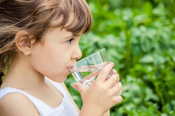 Takmer polovica Slovákov podceňuje pitný režim detí