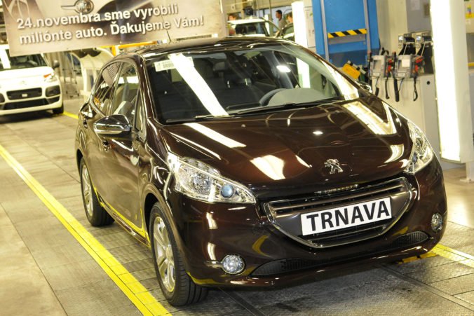 Automobilka Groupe PSA vyrobila v Trnave prvé vozidlá s elektrickým pohonom