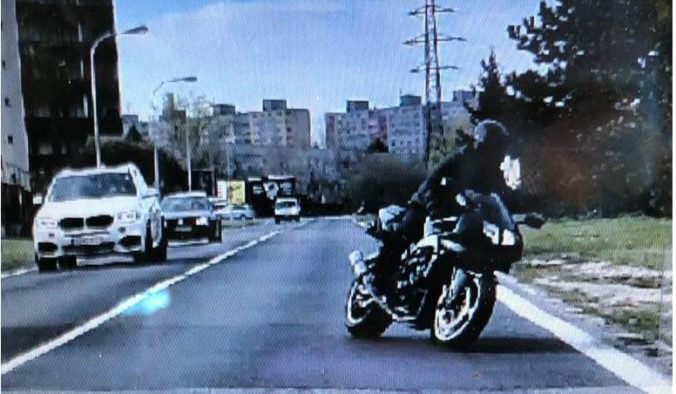 Foto: Lupič so zbraňou prepadol banku v Dúbravke, pri úteku na motorke stratil tisíce eur