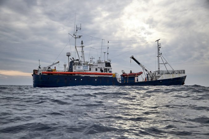Loď s desiatkami migrantov uviazla na mori, Taliansko aj Malta odmietli jej vstup do prístavov