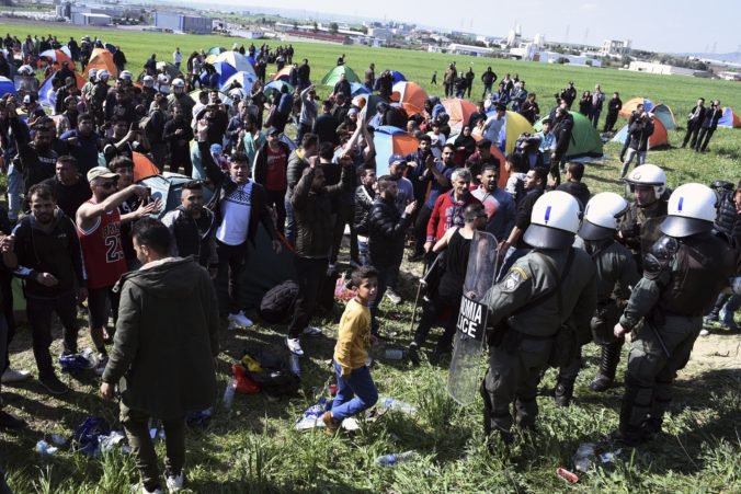 Stovky migrantov sa zhromaždili pri Solúne, chcú hľadať azyl v európskych krajinách