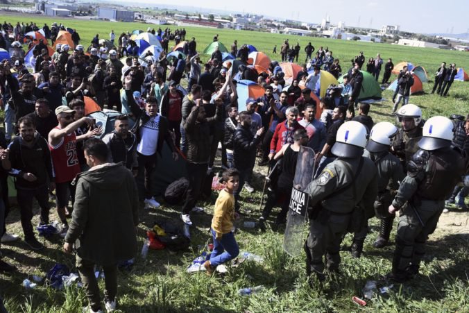 Stovky migrantov sa zhromaždili pri Solúne, chcú hľadať azyl v európskych krajinách Stovky migrantov sa zhromaždili pri Solúne, chcú hľadať azyl v európskych krajinách