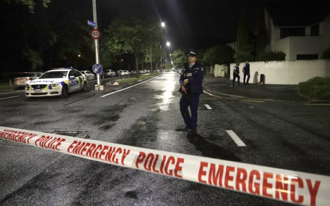 Strelec z Christchurchu čelí 50 obvineniam z vraždy, pred sudcu predstúpi cez videospojenie