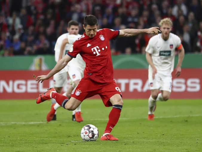 Video: Bayern Mníchov dostal štyri góly, ale postúpil do semifinále Nemeckého pohára