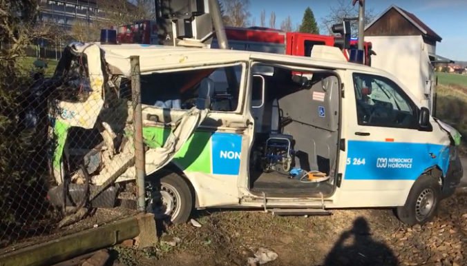 Video: Vlak vrazil do sanitky v obci Čenkov, záchranári sa pokúšali pacienta oživiť