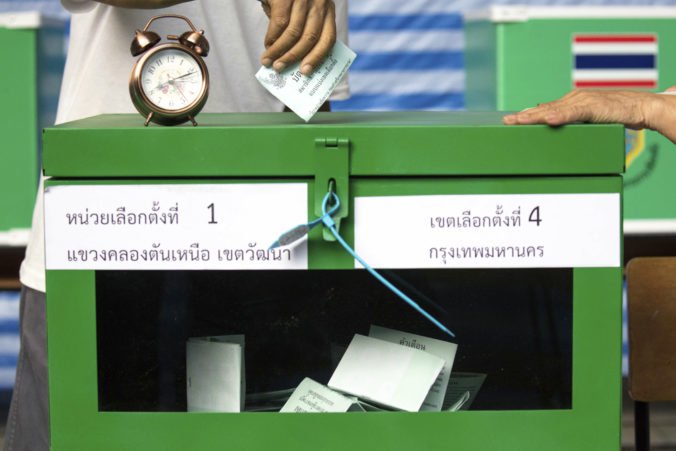 Volebná komisia v Thajsku nariadila na niektorých miestach prerátanie hlasov aj nové hlasovanie