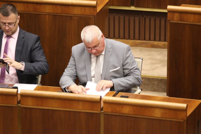 Érsek v parlamente obhajoval svoje pôsobenie na poste ministra dopravy a výstavby