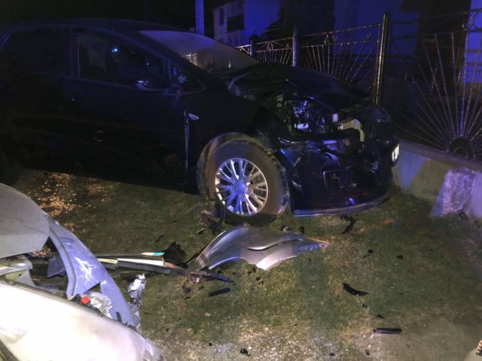 Foto: Mladá vodička pri nehode zdemolovala zaparkované autá, vo vozidle mala aj sušenú rastlinu