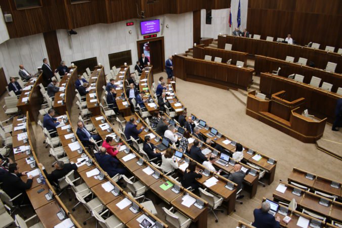 Naživo: Minister Érsek čelí v parlamente odvolávaniu, prebieha mimoriadna schôdza