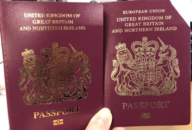 Británia začala vydávať pasy bez nápisu „Európska únia“ na obale, zmena sa dotkne aj farby