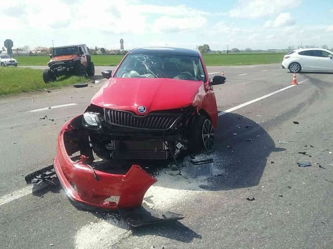 Foto: Dve vozidlá sa zrazili v Dunajskej Strede, hasiči poskytli vodičom predlekársku pomoc