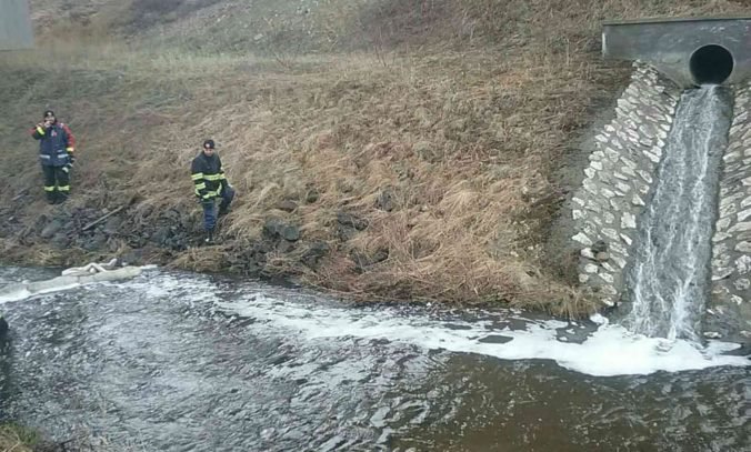 Foto: Na hladine potoka Mlynica sa objavila neznáma biela pena, hasiči zabraňujú jej rozšíreniu