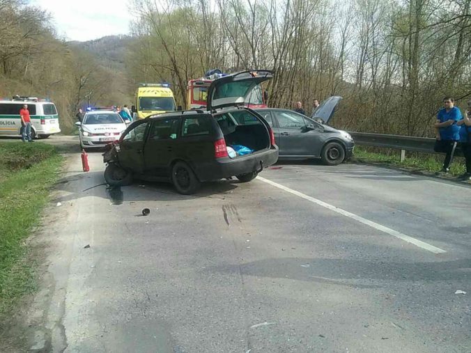 Foto: Cestu č. II/507 museli uzavrieť v oboch smeroch, zrazili sa tri autá