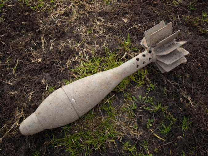 Pri Elbasane našli desiatky delostreleckých granátov, niekto ich ukradol z armádneho skladu