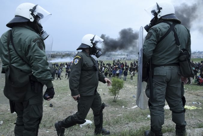 Video: Stovky migrantov zaútočili na gréckych policajtov, zmobilizovali sa cez sociálne siete
