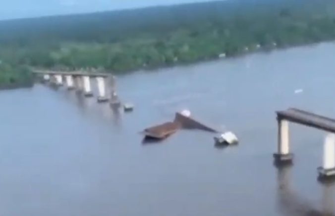 Video: Trajekt narazil do diaľničného mosta, časť stavby sa aj s autami zrútila do mora