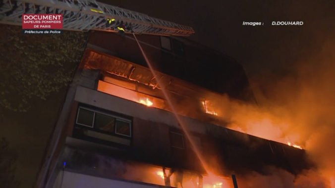 Video: V Paríži horela moderná obytná budova, obete zatiaľ nenašli
