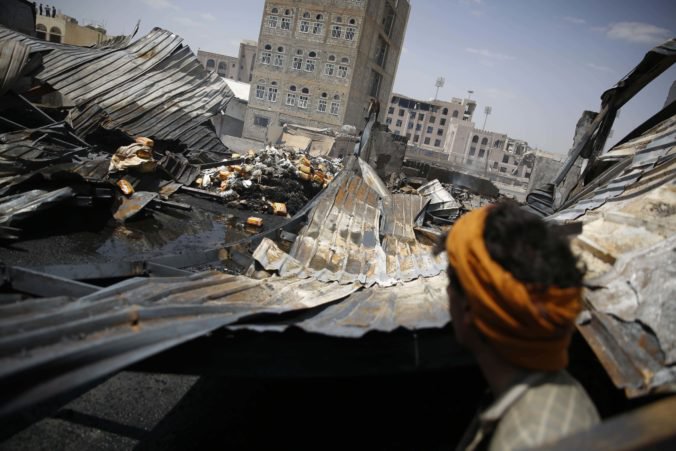 Výbuch skladu v Jemene zasiahol školy a zabil sedem detí, rebeli obviňujú Saudskú Arábiu