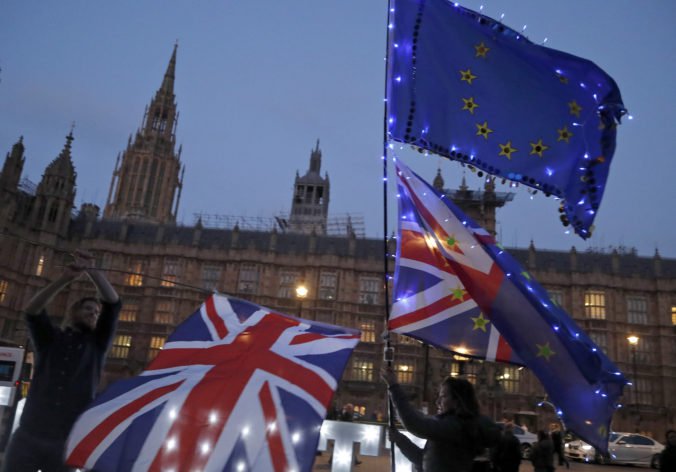 Britský parlament schválil zákon, ktorý má zabrániť brexitu bez dohody