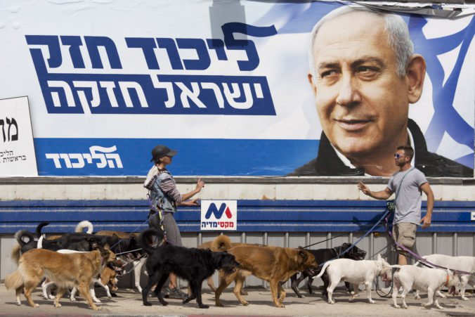 V Izraeli sa začali predčasné parlamentné voľby, Netanjahu sa uchádza už o piaty mandát
