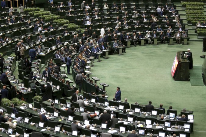 Video: Iránsky parlament skandoval heslo „Smrť Amerike“ a vyjadril podporu Revolučným gardám